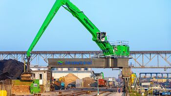 SENNEBOGEN 875 Hybrid, electric excavator with customized rail portal with a track width of 16 m, port handling at Birsterminal AG in Basel