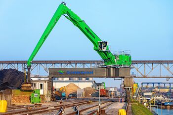 SENNEBOGEN 875 Hybrid, Elektrobagger mit kundenspezifisch gefertigten Schienenportal mit einer Spurbreite von 16 m, Hafenumschlag bei der Birsterminal AG in Basel