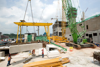 SENNEBOGEN 5500 robust and powerful crawler crane Building construction