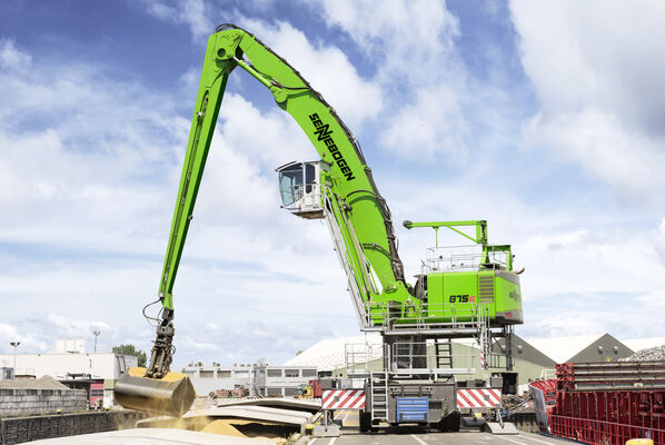 SENNEBOGEN material handler 875 mobile special port netherlands port handling pylon