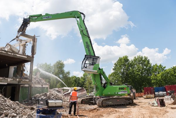 Abbruchmaschine SENNEBOGEN 830 E beim Abbruch des Möbelhauses in Regensburg