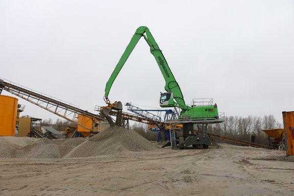 Download (300 dpi) Die Umschlagmaschine SENNEBOGEN 870 E beim Hafenumschlag in Germersheimer Binnenhafen