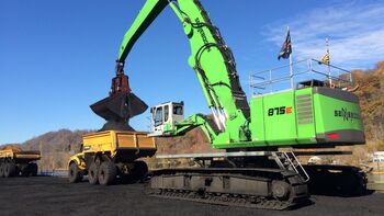 Hybrid-Umschlagmaschine SENNEBOGEN 875 überzeugt mit Höchstleistung im Kohleumschlag