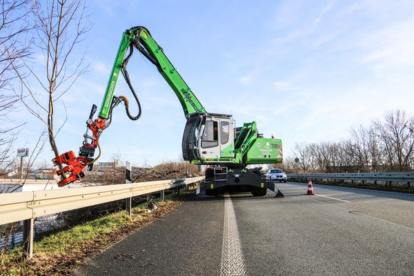 SENNEBOGEN Pick & Carry material handler 718