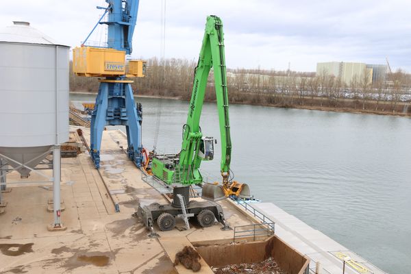 Download (300 dpi) Die Umschlagmaschine SENNEBOGEN 870 E beim Hafenumschlag in Germersheimer Binnenhafen