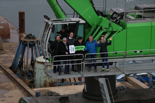 Die Umschlagmaschine SENNEBOGEN 870 E beim Hafenumschlag in Germersheimer Binnenhafen