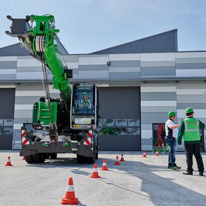 Technical training in the SENNEBOGEN Academy