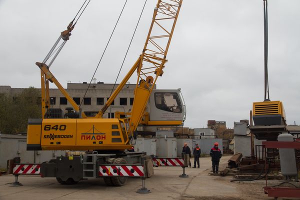 Download (RGB, 300 dpi) Loading and logistics tasks at the Pilon company