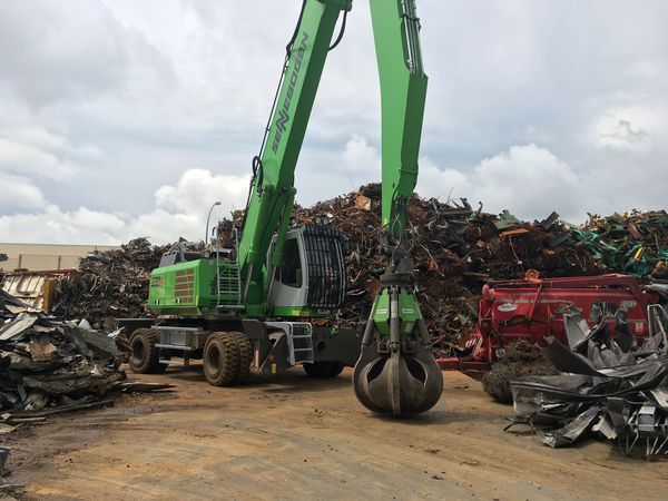 Download (RGB, 300 dpi) Four SENNEBOGEN Material Handler for Recycling and Scrap Handling at Cartonfer/Italy