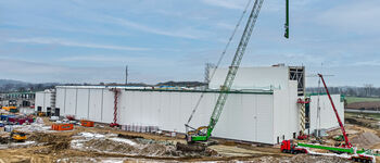 180 t crawler crane, SENNEBOGEN 5500, new customer service center Steinach, prefabricated concrete part assembly