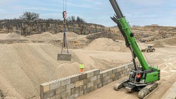 70 t telescopic crawler crane from SENNEBOGEN 673, lifting of heavy loads, mining industry 