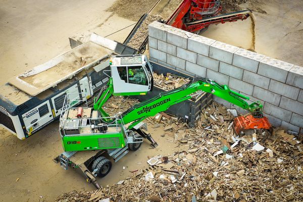 SENNEBOGEN material handler 818 E wood recycling sorting grab shredder machine