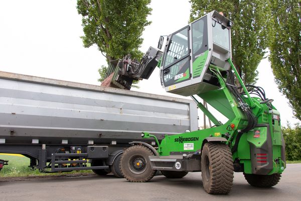 The SENNEBOGEN 335: as strong and stable as a telescopic handler and as strong and robust as a wheel loader