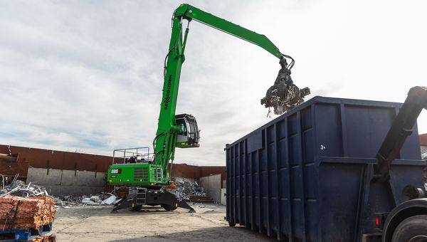 SENNEBOGEN 835G Hybrid – Use at recycling company