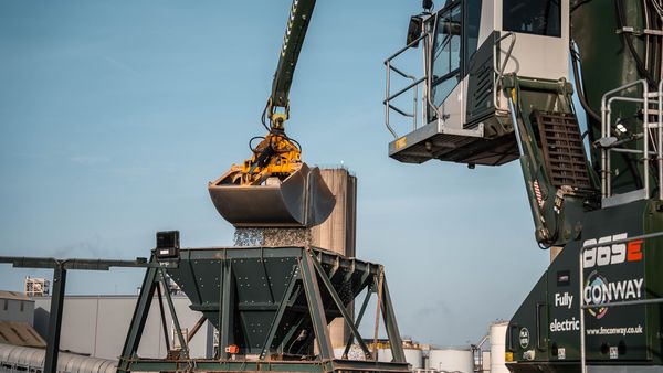 SENNEBOGEN 865E: Tidenhub im Materialumschlag