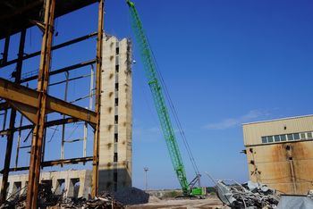 300 t demolition duty cycle crane with wrecking ball, Italy, Ferraro Group