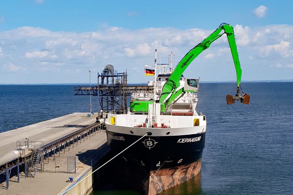 SENNEBOGEN 860 Hybrid E-Series handling materials at the port in Norway