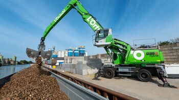 Kombinierter Verkehr; SENNEBOGEN Umschlagbagger 835 G Hybrid unterstützt beim Wechsel von klassischem Lkw-Transport auf die Wasserstraße