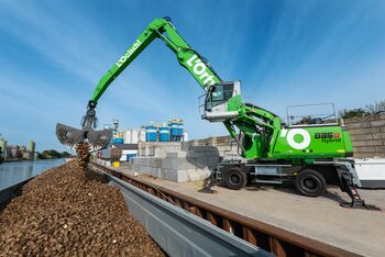 Kombinierter Verkehr; SENNEBOGEN Umschlagbagger 835 G Hybrid unterstützt beim Wechsel von klassischem Lkw-Transport auf die Wasserstraße