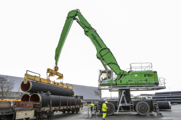 Download (300 dpi) SENNEBOGEN material handler 870 E