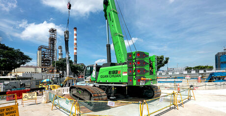 130 t telescopic crane SENNEBOGEN 6133 E crawler sheet pile construction site civil engineering
