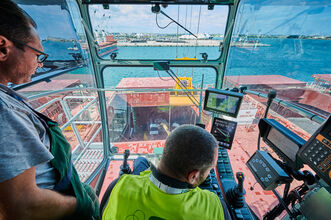 SENNEBOGEN 9300 E-Serie at the port of Brindisi