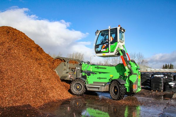 Teleskopstapler SENNEBOGEN 355 E bei Verlade- und staplerarbeiten im Garten- und Landschaftsbau in Großbritannien