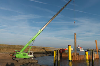 SENNEBOGEN strong and versatile 673 Telecrane Telescopic crane Below ground construction