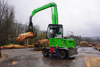 Wood processing in saw mill with SENNEBOGEN 723_timber handling Wood processing in saw mill with SENNEBOGEN 723_timber handling