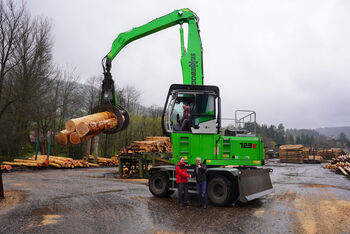 Wood processing in saw mill with SENNEBOGEN 723_timber handling