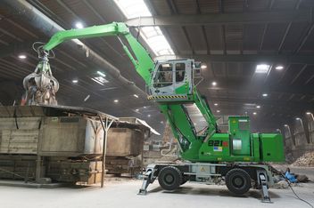 SENNEBOGEN 821 E Mobile Electro compact material handler – Waste recycling and shredder feeding