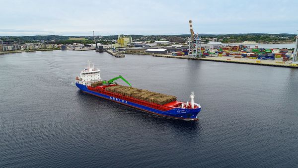 MV Nor Viking mit integriertem SENNEBOGEN 875 E auf See.