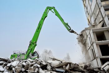 SENNEBOGEN 870 E long-front demolition excavator dismantling a lower floor of a high-rise building. Alternativen: