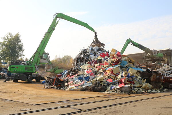 SENNEBOGEN Umschlagmaschine 830 und 825 E