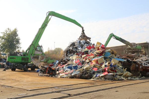 SENNEBOGEN Umschlagmaschine 830 und 825 E