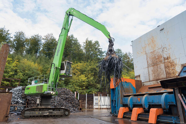 SENNEBOGEN 835 E ELEKTROBAGGER im Schrottrecycling, Zerkleinerung von industriellem Stahlschrott