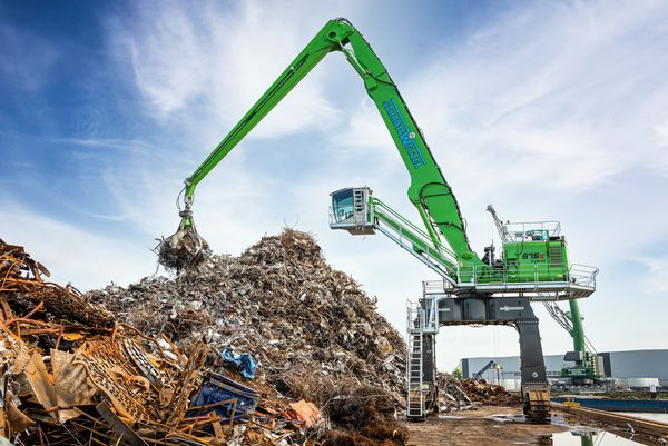 ship loading with SENNEBOGEN 875, material handler, port handling, scrap handing ship loading with SENNEBOGEN 875, material handler, port handling, scrap handing