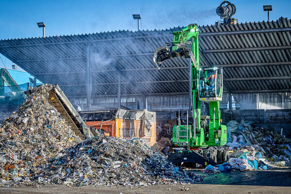 SENNEBOGEN material handler handling machine 817 E recycling waste management sorting grab shredder
