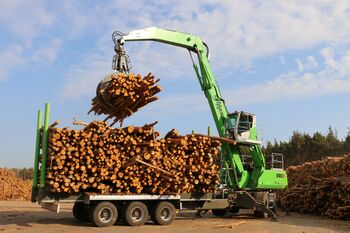 SENNEBOGEN 830 Umschlagbagger mit Trailer, Holzumschlag