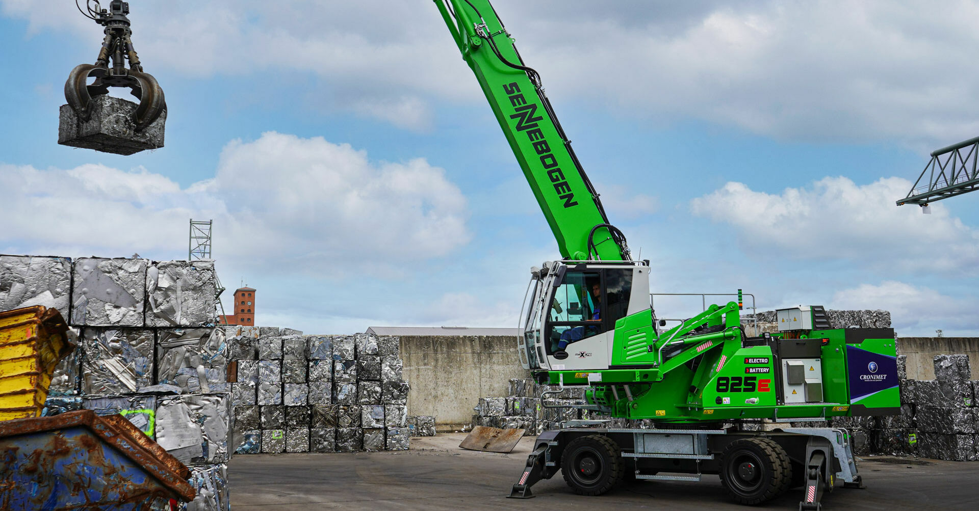 Electric material handler with battery technology SENNEBOGEN