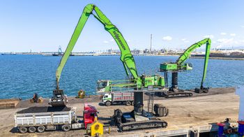 Vier SENNEBOGEN 870 E Umschlagbagger im Einsatz für den Umschlag von Schüttgütern und Stahlschrott im Hafen von Yeşilyurt.