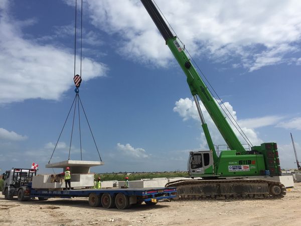 Download (RGB, 300 dpi) Telescopic crane SENNEBOGEN 6113 E during airport construction in Singapore