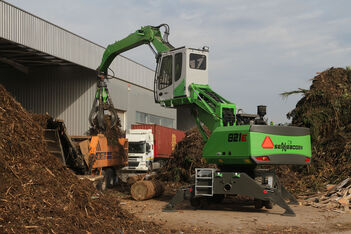 SENNEBOGEN material handler for scrap, recycling and timber – shredder feeding with orange peel grab