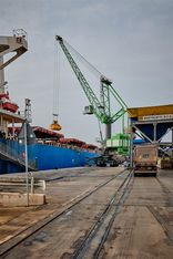 Hafenkran SENNEBOGEN 9300 E Schiffsentladung Materialumschlag Hafenumschlag Kohleumschlag Schiffsbeladung Schifsumschlag