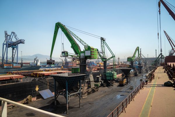 Zehn SENNEBOGEN Maschinen am Hafen von İDÇ LIMAN Zehn SENNEBOGEN Maschinen am Hafen von İDÇ LIMAN