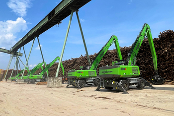 Five SENNEBOGEN 830 E material handlers at the RAPP facility for log handling operations.