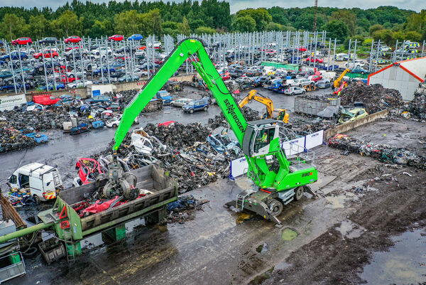 SENNEBOGEN material handler 830 Mobile with 17 m equipment, feeding the baler, loading the truck, scrap handling, UK