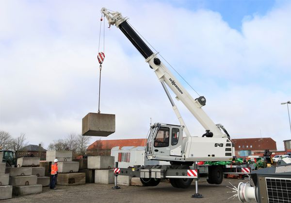 Telecrane SENNEBOGEN 643 E ensures safety on waterways 