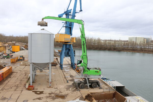 Die Umschlagmaschine SENNEBOGEN 870 E beim Hafenumschlag in Germersheimer Binnenhafen