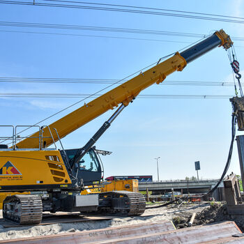 70 t telescopic crawler crane, SENNEBOGEN 673 E, SHEET PILE INSTALLATION UNDER HIGH VOLTAGE LINE, Netherlands